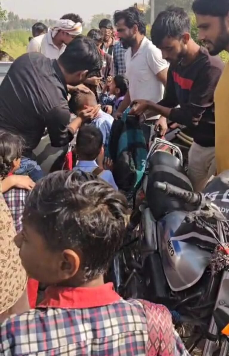 Greater noida तेज रफ्तार स्कूल वैन नहर में गिरी 9 बच्चे और 2 शिक्षक घायल