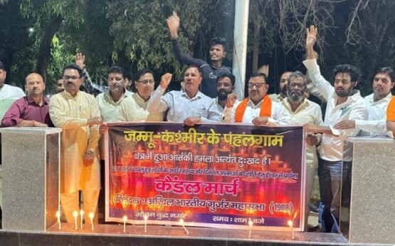 Greater noida पहलगाम में हुए नरसंहार के खिलाफ अखिल भारतीय गुर्जर महासभा ने निकाला कैंडल मार्च
