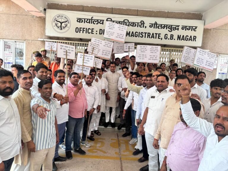 Gautam budh nagar सपा प्रमुख अखिलेश यादव द्वारा संविधान निर्माता डॉ. भीमराव अंबेडकर के कथित अपमान के विरोध में विशाल मार्च और प्रदर्शन