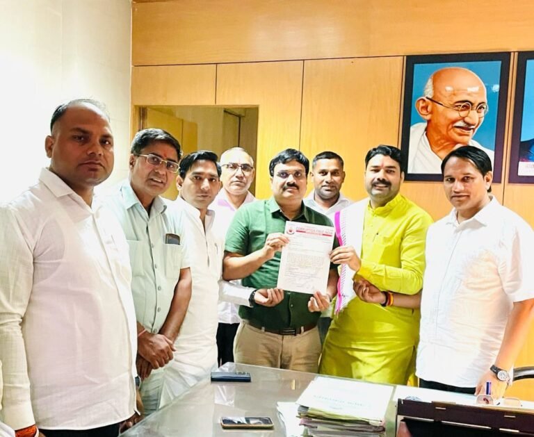 Greater noida राजपुर रोड की समस्या को लेकर करप्शन फ्री इंडिया संगठन के कार्यकर्ताओं ने सौंपा ज्ञापन