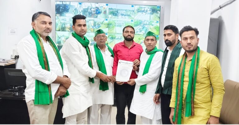 Greater noida टोल वसूली के विरोध में किसान एकता महासंघ के कार्यकर्ताओं ने सिरसा रामपुर टोल प्लाजा पर ज्ञापन सौंपा