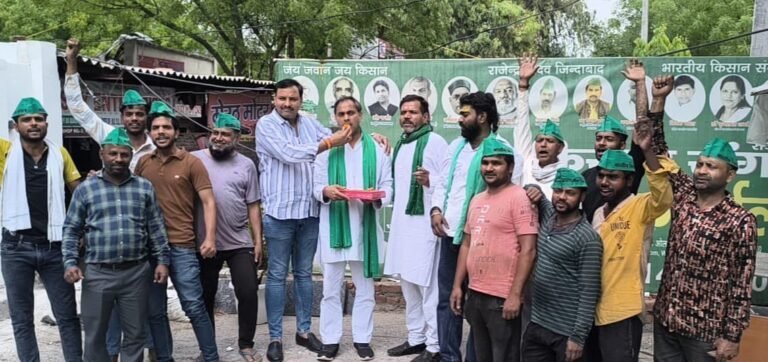 भारतीय किसान संगठन :आतंकी संगठनों के प्रशिक्षण केंद्रों को तबाह करने पर खुशी जाहिर करते हुए कार्यकर्ताओं ने एक दूसरे को लडडू खिला कर खुशी जताई।