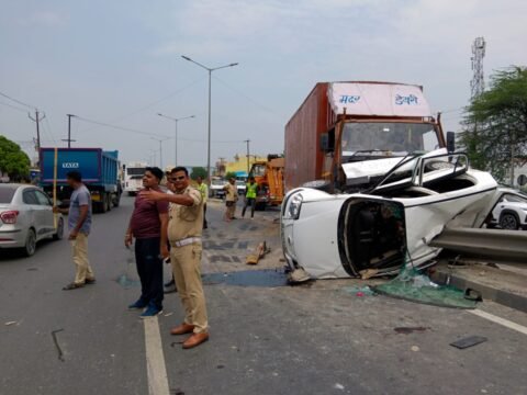 Dadri में ट्रक ने कार को मारी टक्कर तीन लोग घायल
