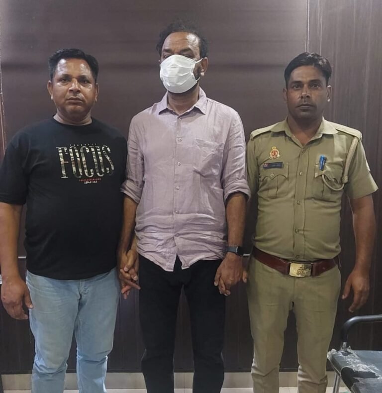 Noida :GST विभाग का अधिकारी रिश्वत लेते हुए रंगे हाथों गिरफ़्तार