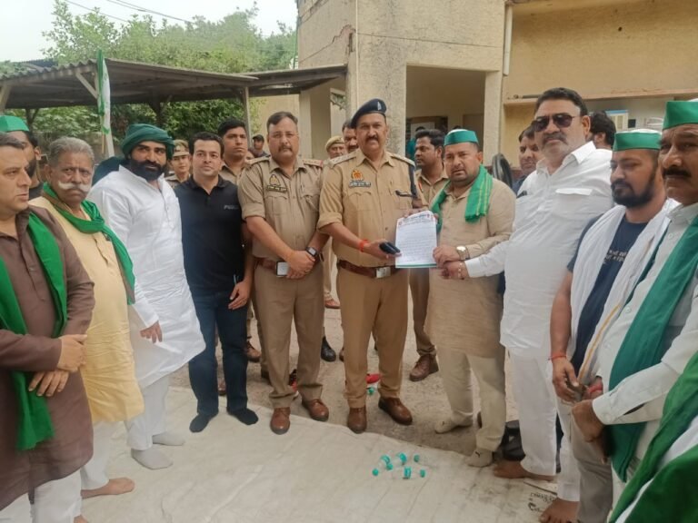 Noida विद्युत विभाग द्वारा भ्रष्टाचार व अभद्रता के खिलाफ भाकियू का प्रदर्शन