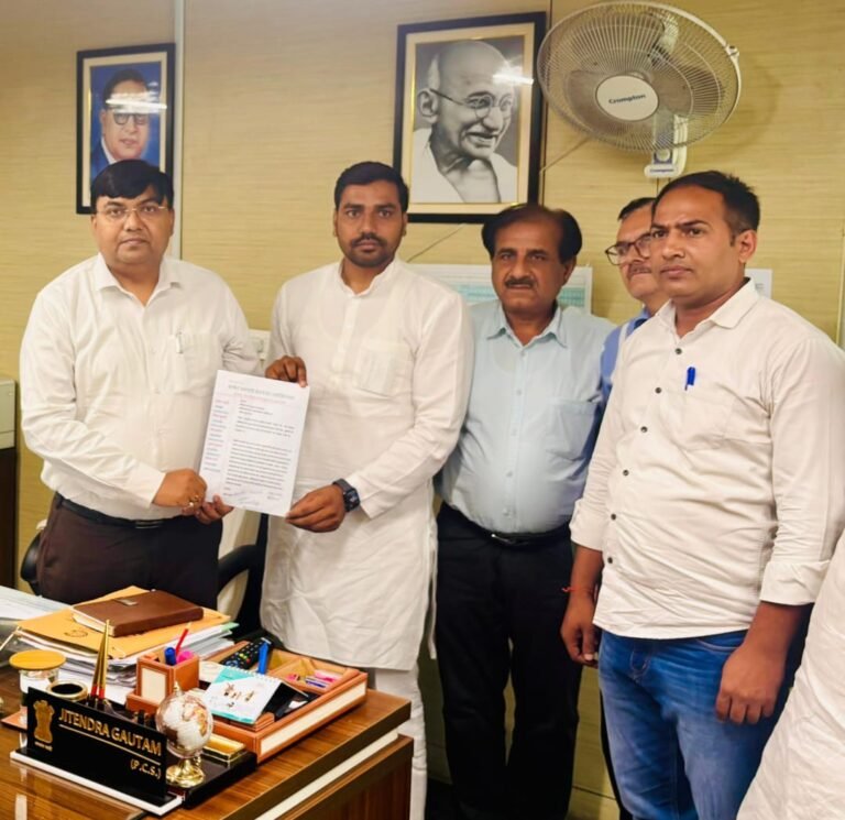 अवैध आरडब्लूए एवं Greater Noida Authority की तानाशाही के ख़िलाफ़ व्यापार मंडल ने सौंपा ज्ञापन