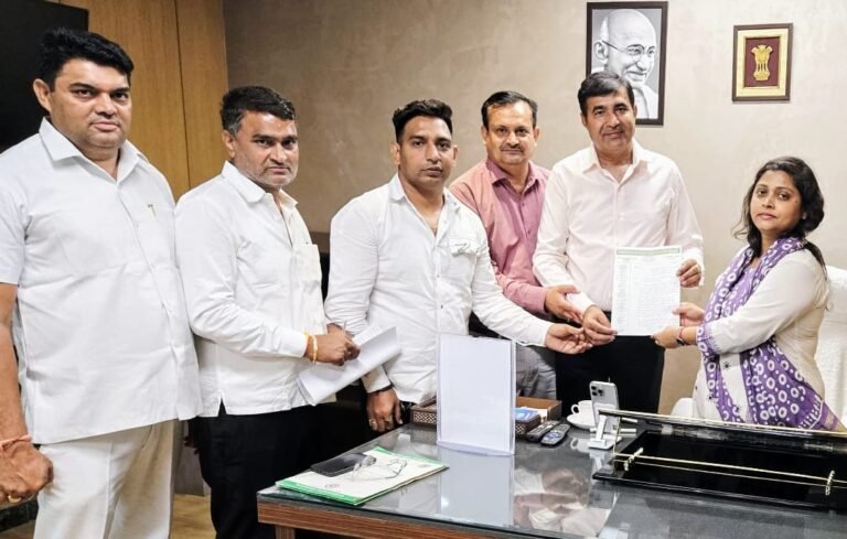 Greater noida डोर टू डोर कूडा कलेक्शन चार्ज के विरोध में ज्ञापन सौपा