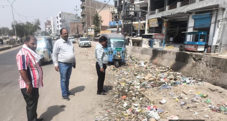 Greater Noida Authority ने सड़कों की सफाई में लापरवाही पर लगाया जुर्माना
