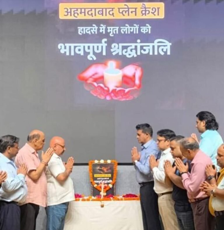 Noida एनईए भवन में शोक सभा का आयोजन मृत आत्माओं को श्रद्धांजलि अर्पित की