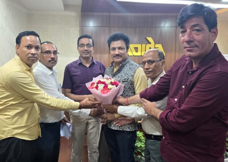 Noida पत्रकारों के लिए फ्री पार्किंग की माँग पर सीईओ लोकेश एम.ने दी सहमति