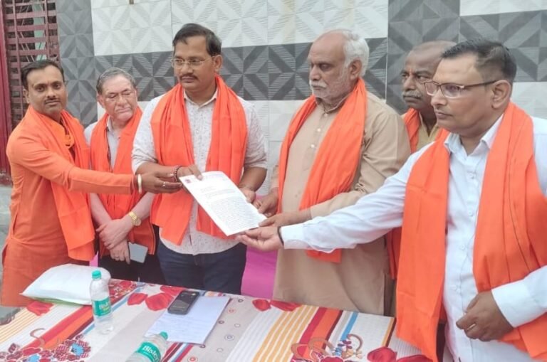 Noida पथ विक्रेताओं की समस्या के समाधान के लिए  सौपा ज्ञापन