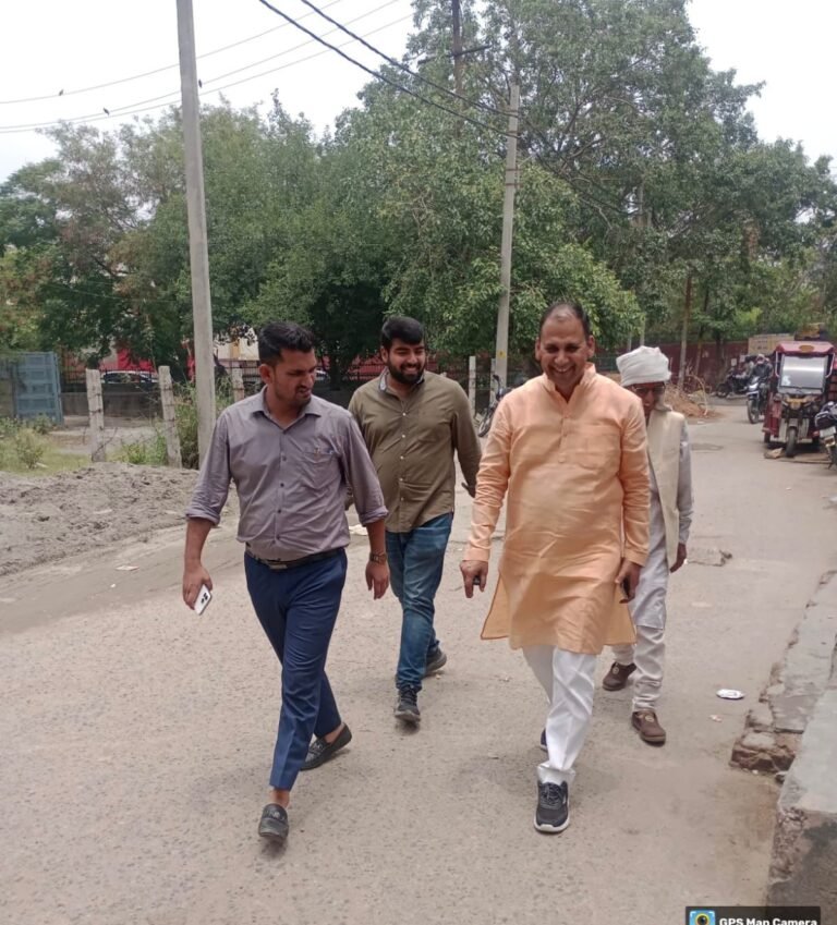 ख़राब रोड व नाली का Noida Authority के अधिकारियों ने  किया मुआयना