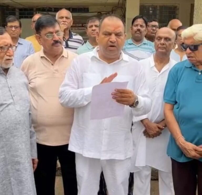 Noida बिजली कटौती के खिलाफ सेक्टर वासियों का विरोध प्रदर्शन