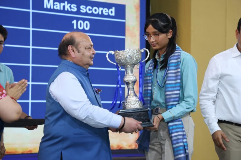 Noida ज्ञानश्री विद्यालय में हुआ शैक्षणिक उत्कृष्टता पुरस्कार समारोह