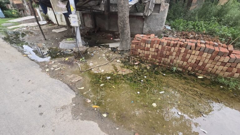 Greater noida सेक्टर डेल्टा टू में सीवर ओवरफ्लो होने से सेक्टरवासी परेशान