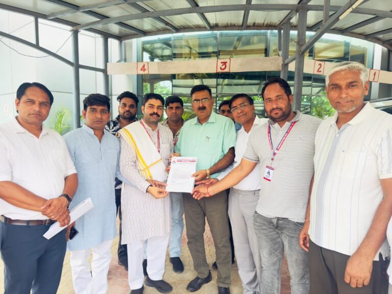 Greater noida यमुना प्राधिकरण के द्वारा लगभग एक महीने पूर्व बनाई गई सड़क भ्रष्टाचार की भेंट चढ़ गई