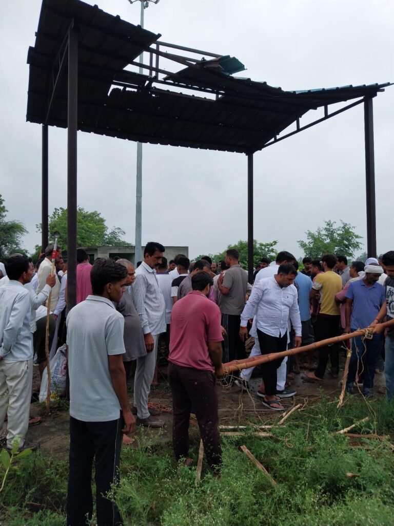 Greater noida :मूलभूत सुविधाओं की बाट देख रहा Greater noida का इमलिया गांव