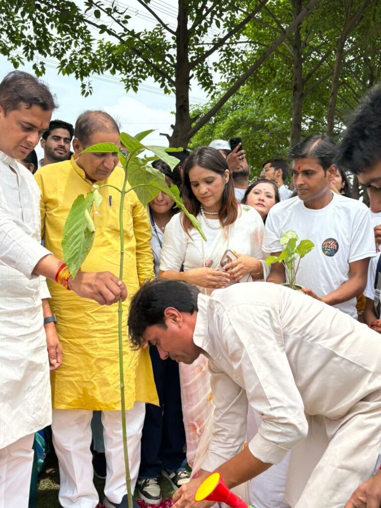 Noida में पौधारोपण अभियान का आयोजन