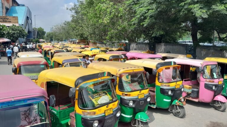 Noida परिवहन विभाग की नीतियों के खिलाफ प्रदर्शन,हजारों ऑटो चालक हुए इकट्ठा