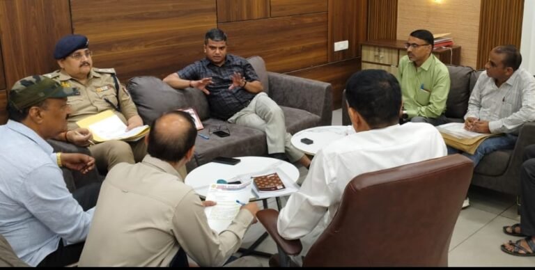 Noida पत्रकारों की मांगों पर डीएम ने दिए निस्तारण के निर्देश