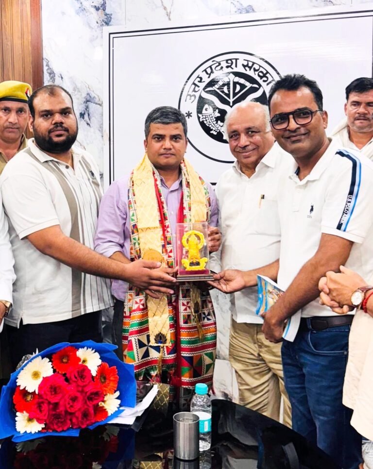 Noida नम आँखों से दी जिलाधिकारी को विदाई