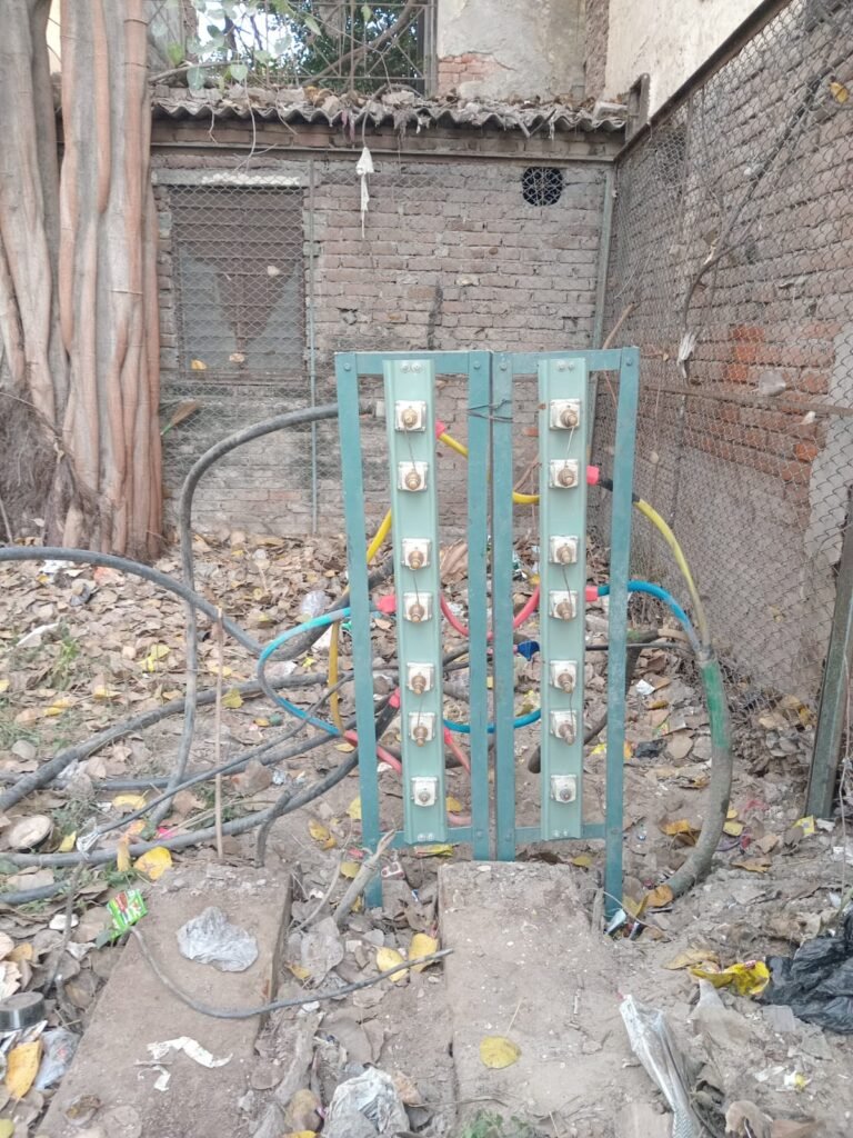 Noida सेक्टर 82 में जर्जर पैनल बॉक्स दे रहे हादसों को दावत