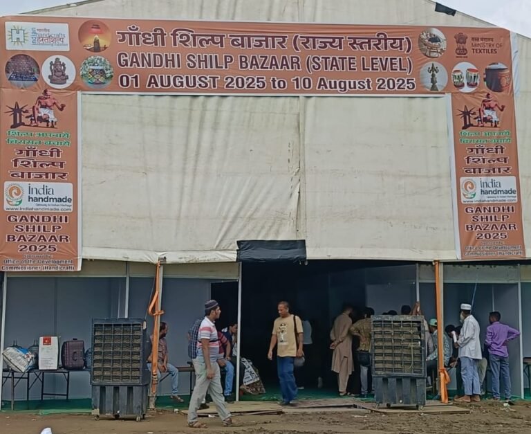 Noida स्टेडियम में अनूठी कलाकृतियों को प्रदर्शित कर रहे शिल्पकार