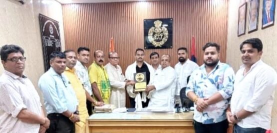Greater noida ज्वेलर्स लूट कांड के लुटेरे पकड़ने वाली पुलिस टीम लीडर डीपी नमिष पाटिल का स्वर्णकार संघ ने किया अभिनंदन
