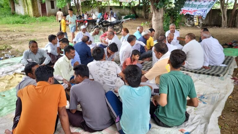 Greater noida :छठवें दिन भी धरना जारी JBM यूनिवर्सिटी के जल दोहन के खिलाफ कड़ा ऐलान