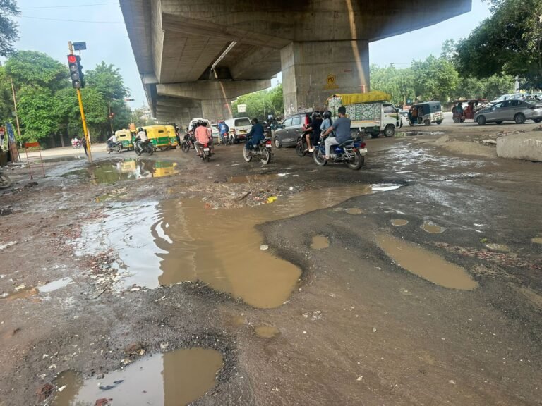 जनता के पैसे खा रहा प्राधिकरण Noida Authority के अधिकारियों और कर्मचारियों पर उठे गंभीर सवाल