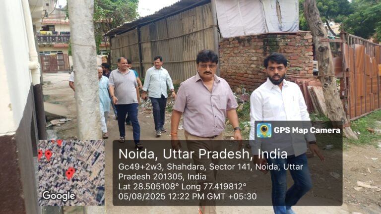 Noida :ग्राम विकास समिति की शिकायत पर पहुंचे ओएसडी इंदु प्रकाश