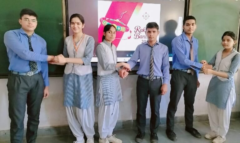 प्रज्ञान पब्लिक स्कूल जेवर में रक्षाबंधन पर्व की पूर्व संध्या पर  रक्षाबंधन समारोह का आयोजन