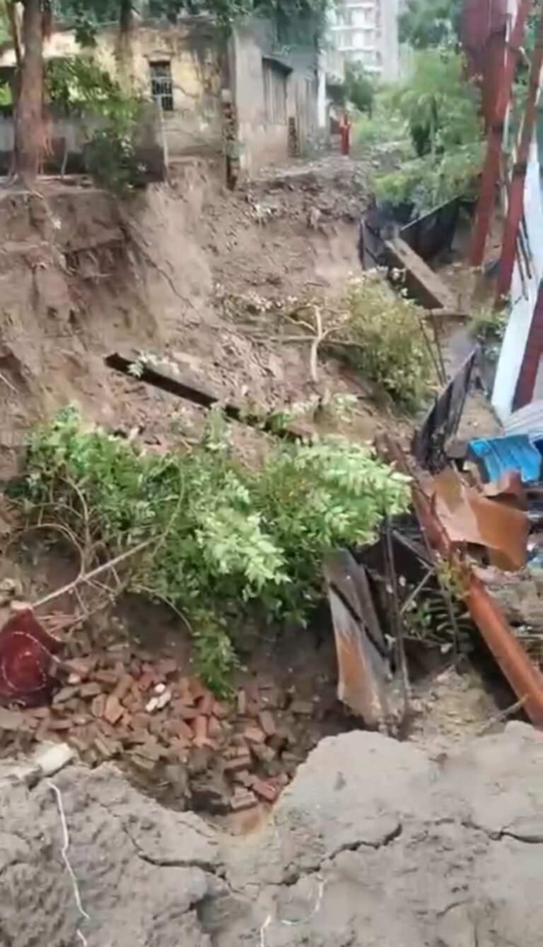 Noida के गांव शहदरा नर्मदेश्वर महादेव मंदिर की गिरी दीवार,बड़ा हादसा होने से बचा