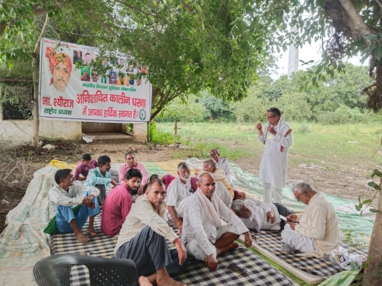 Noida :14वें दिन भी धरना जारी, प्रशासन की अनदेखी पर जताई नाराज़गी