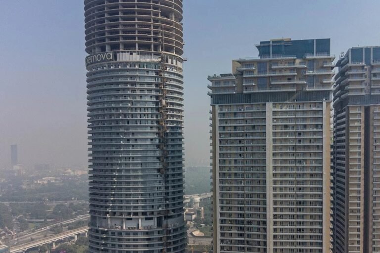 Noida सुपरनोवा बिल्डिंग से गिर कर लॉ स्टूडेंट की मौत