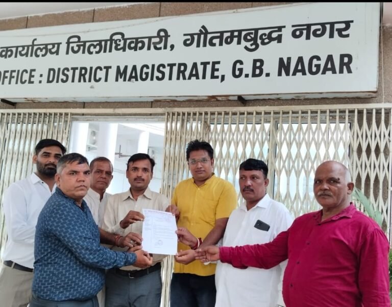 Noida पत्रकारों को मिले आयुष्मान योजना का लाभ जिलाधिकारी से की मांग