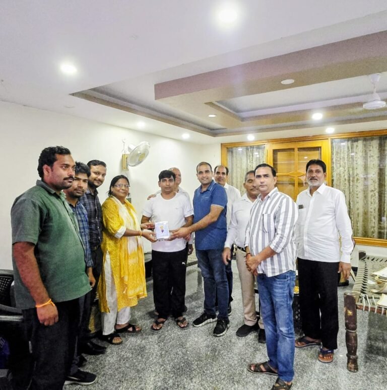 Greater noida सेक्टर की समस्याओं पर NPCL अधिकारियों से वार्ता