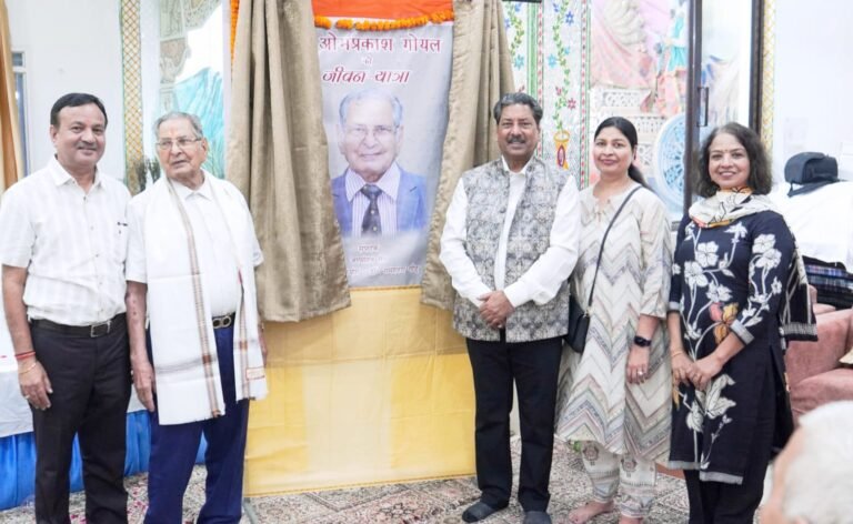 Noida समाजसेवी ओम प्रकाश गोयल की जीवन यात्रा पर आधारित पुस्तक का हुआ विमोचन