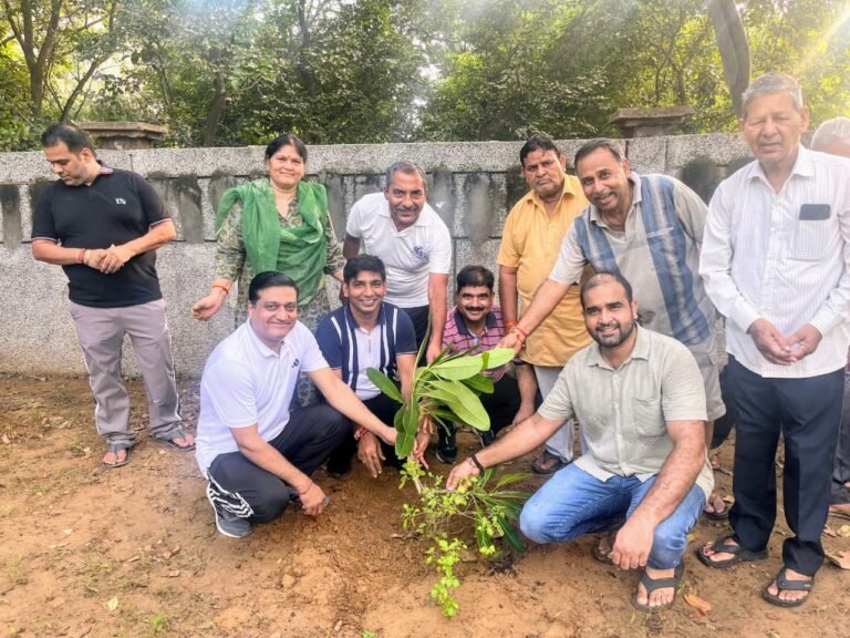 Noida -RWA डेल्टा टू द्वारा वृक्षारोपण कार्यक्रम आयोजित