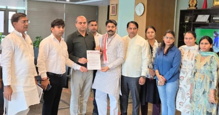 Greater noida किसानों एवं गरीबों के बच्चों की पढ़ाई एवं इलाज में छूट कराने की मांग को लेकर सौपा ज्ञापन