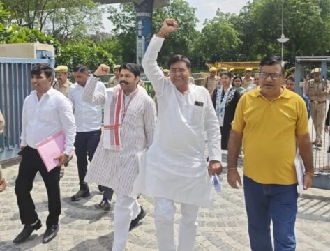 Greater noida किसानों एवं गरीबों के बच्चों की पढ़ाई एवं इलाज में छूट कराने की मांग को लेकर सौपा ज्ञापन