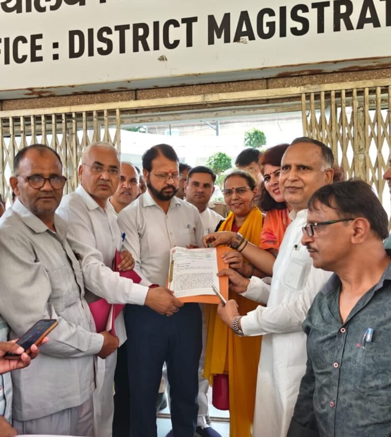 Noida सेवारत शिक्षकों को दो वर्ष में TET परीक्षा पास करने का आदेश,शिक्षकों में रोष