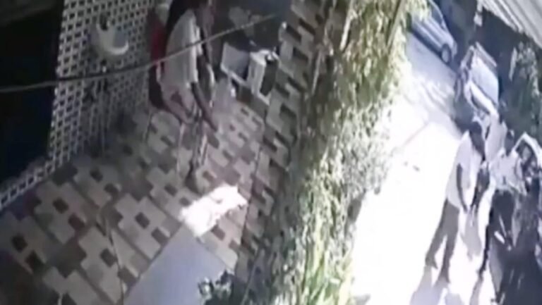 Noida ट्रैफिक पुलिसकर्मी ने की युवक से बदसलूकी,वीडियो वायरल