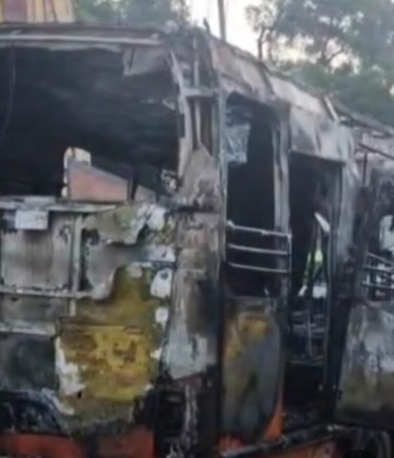 Greater noida चलती बस में लगी भीषण आग बस जलकर राख