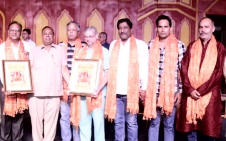 Noida रामलीला में सम्मानित हुए उत्तर प्रदेश उद्योग व्यापार मंडल के पदाधिकारी
