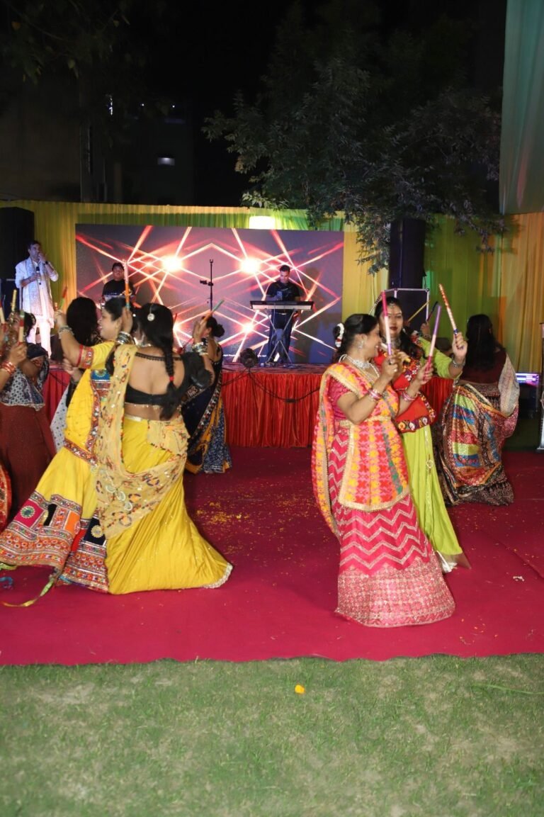 Noida डांडिया नाईट में झूमा सेक्टर 34