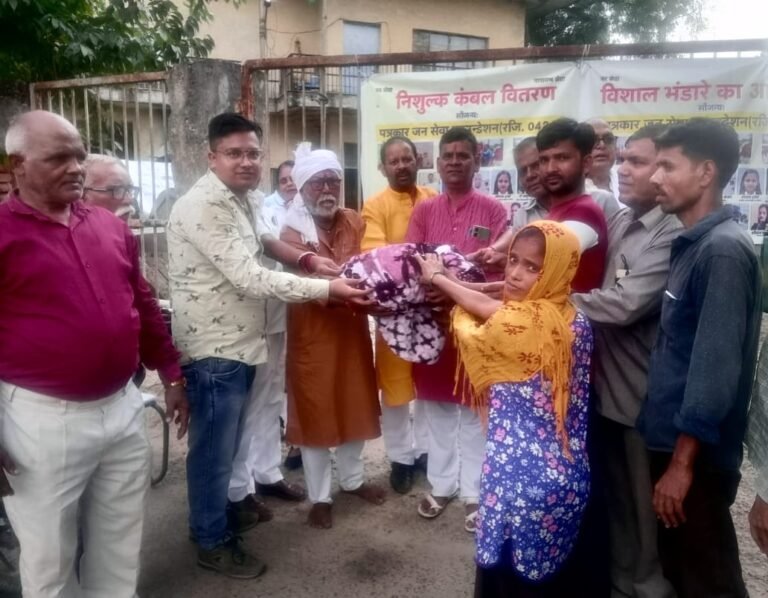 Noida :पत्रकार जन सेवा फॉउंडेशन द्वारा भंडारा का आयोजन, गरीबों को बांटे कम्बल