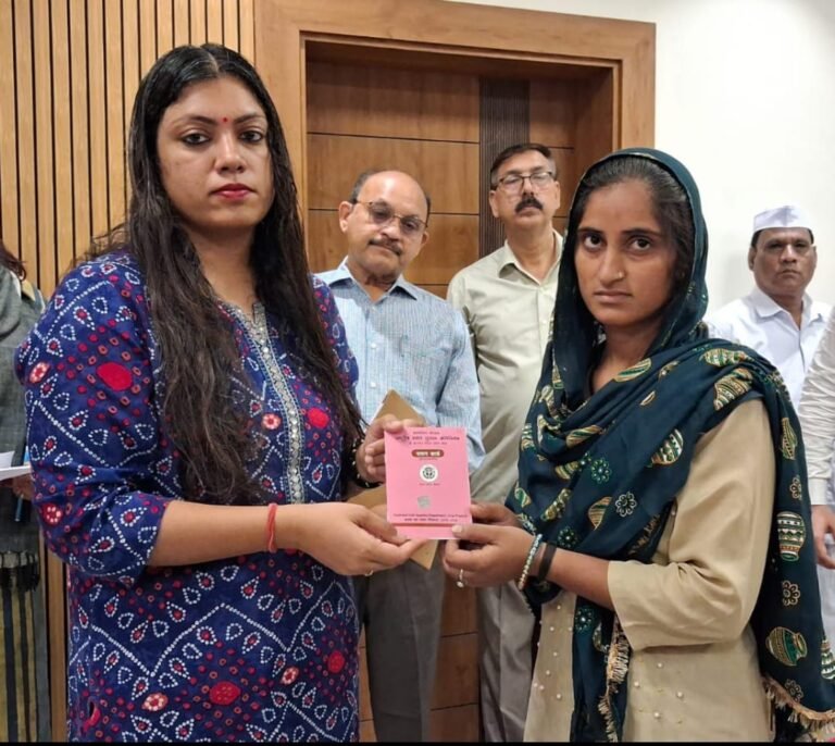 Noida :जिलाधिकारी ने अंत्योदय लाभार्थियों को वितरित किए राशन कार्ड