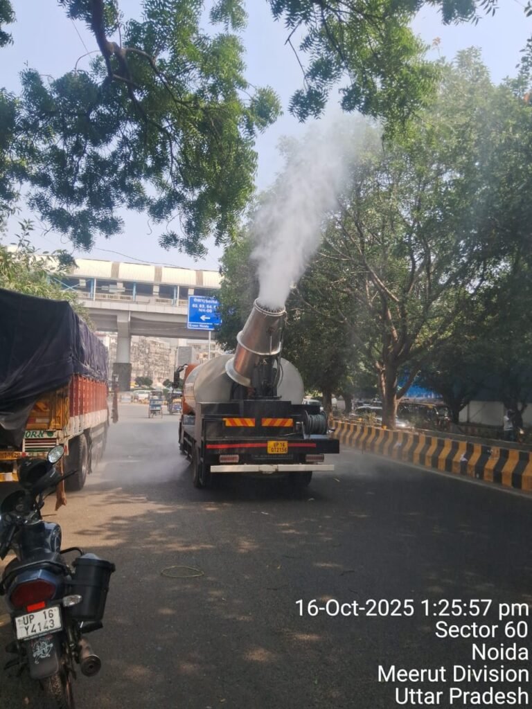 Noida क्षेत्र में वायु प्रदूषण नियंत्रण हेतु शोधित जल का छिड़काव