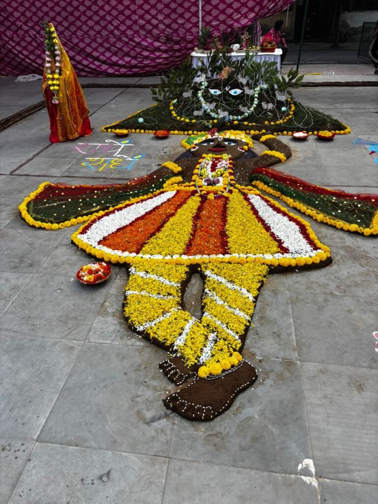 Noida अरावली अपार्टमेंट में बनाया गया 31 फ़ीट गोवर्धन पर्वत,नोएडा में दिखा मथुरा का नजारा